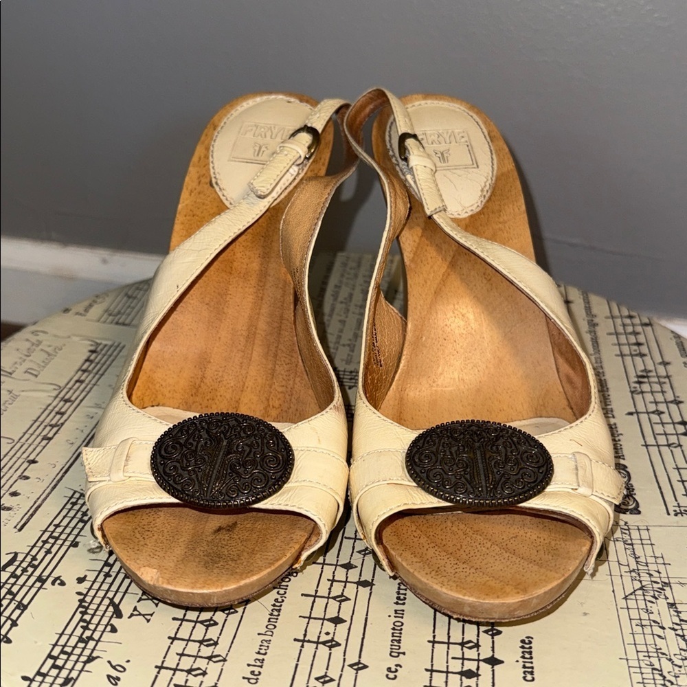 Frye Cream Leather Studded Clog Slingbacks - Wood Heel & Medallion Detail SZ 8 - Picture 3 of 10